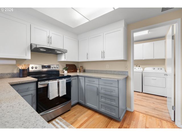 6 CONDOLEA Dr, Lake Oswego, OR 97035