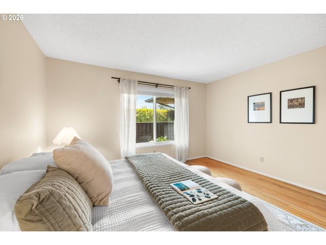 6 CONDOLEA Dr, Lake Oswego, OR 97035