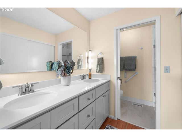 6 CONDOLEA Dr, Lake Oswego, OR 97035