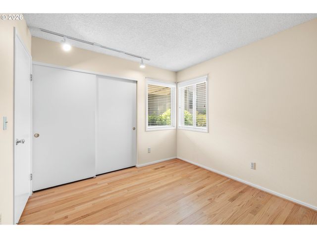 6 CONDOLEA Dr, Lake Oswego, OR 97035