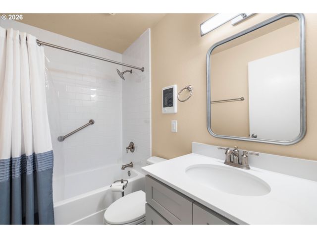 6 CONDOLEA Dr, Lake Oswego, OR 97035