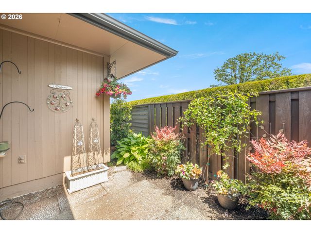 6 CONDOLEA Dr, Lake Oswego, OR 97035