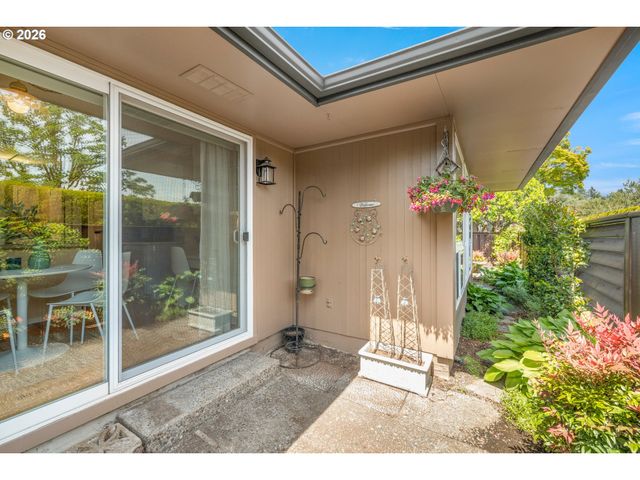 6 CONDOLEA Dr, Lake Oswego, OR 97035