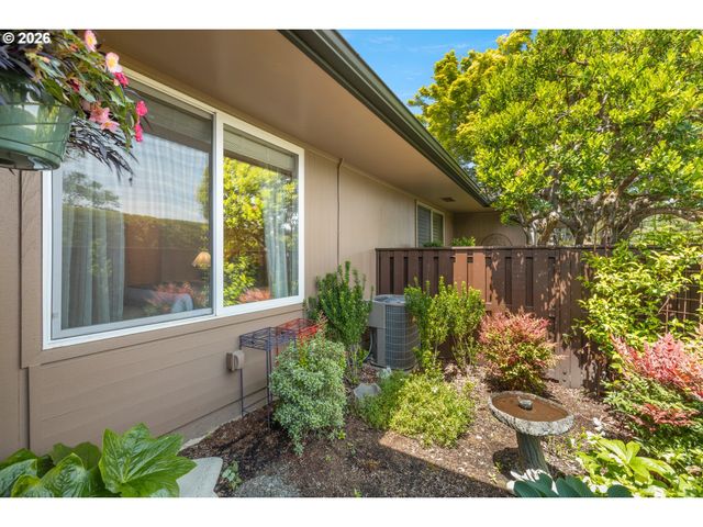 6 CONDOLEA Dr, Lake Oswego, OR 97035