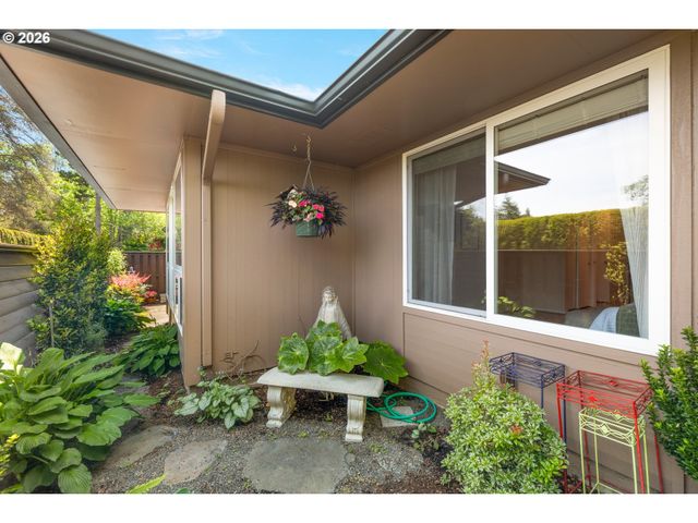 6 CONDOLEA Dr, Lake Oswego, OR 97035