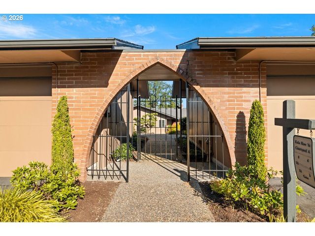 6 CONDOLEA Dr, Lake Oswego, OR 97035