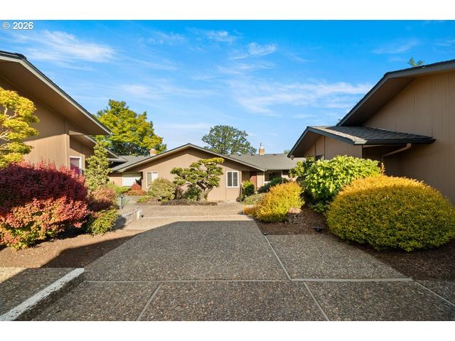 6 CONDOLEA Dr, Lake Oswego, OR 97035