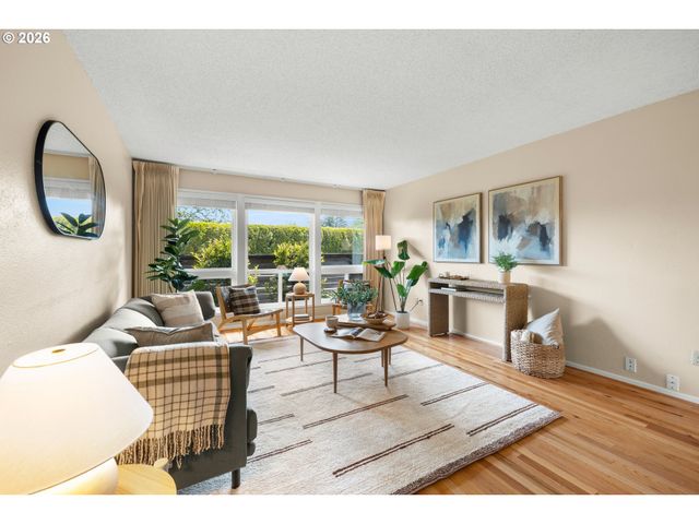 6 CONDOLEA Dr, Lake Oswego, OR 97035