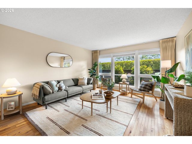 6 CONDOLEA Dr, Lake Oswego, OR 97035