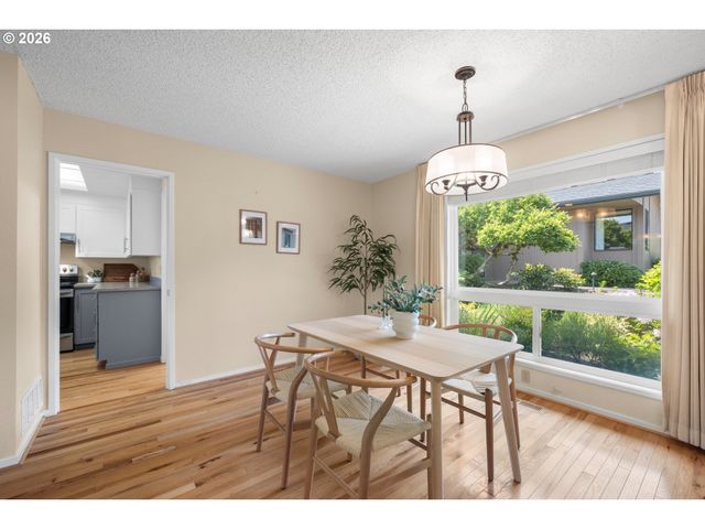 6 CONDOLEA Dr, Lake Oswego, OR 97035