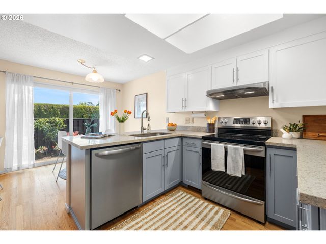 6 CONDOLEA Dr, Lake Oswego, OR 97035