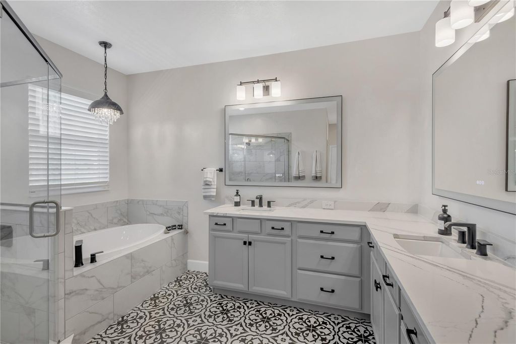 Image 5 of property listing at 315 BLACKROCK LANE, Apollo Beach, FL 33572