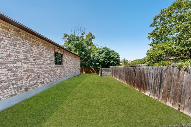 8127 Sunshine Trail Dr, San Antonio, TX 78244