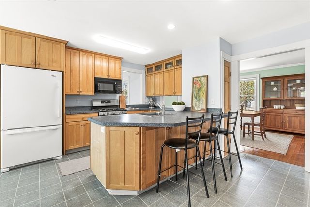 21 Howe St, Wellesley, MA 02482