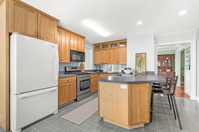 21 Howe St, Wellesley, MA 02482