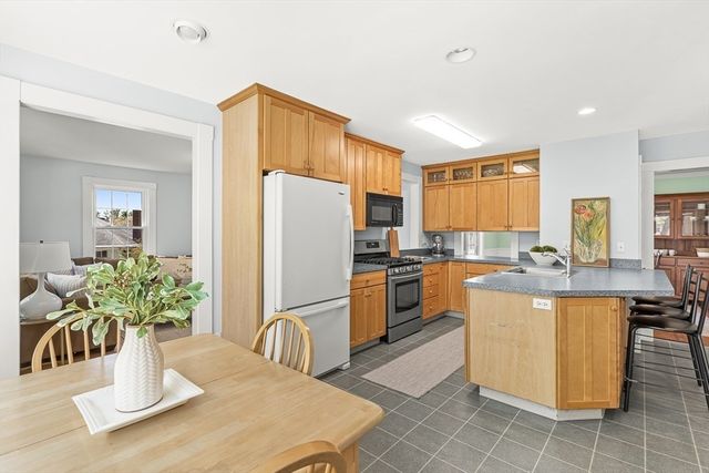 21 Howe St, Wellesley, MA 02482