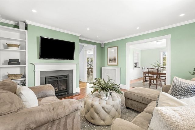 21 Howe St, Wellesley, MA 02482