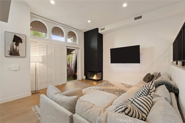 5305 White Oak Ave E, Encino, CA 91316
