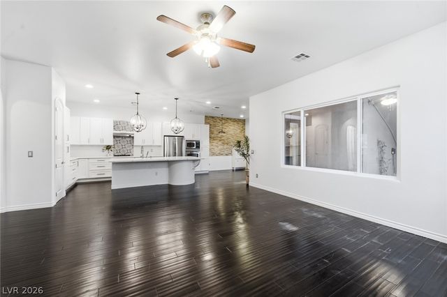 2450 Granada Bluff Court, Las Vegas, NV 89135