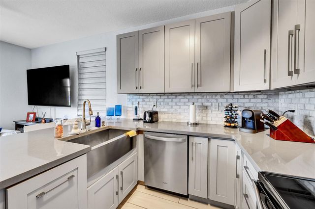 150 Jacaranda Country Club Dr 200, Plantation, FL 33324