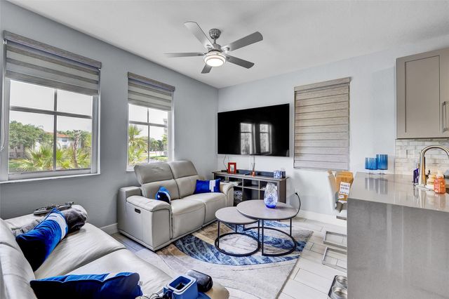 150 Jacaranda Country Club Dr 200, Plantation, FL 33324