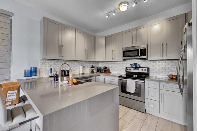 150 Jacaranda Country Club Dr 200, Plantation, FL 33324