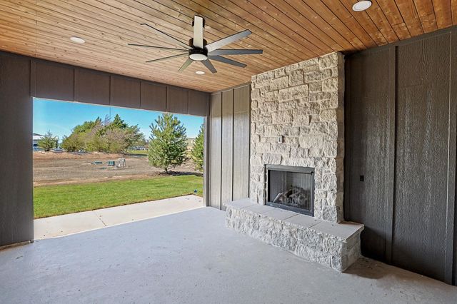 5275 N Eagle Crest St, Colwich, KS 67030