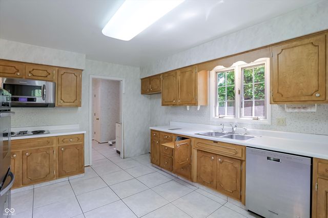 5459 Hedgerow Drive, Indianapolis, IN 46226