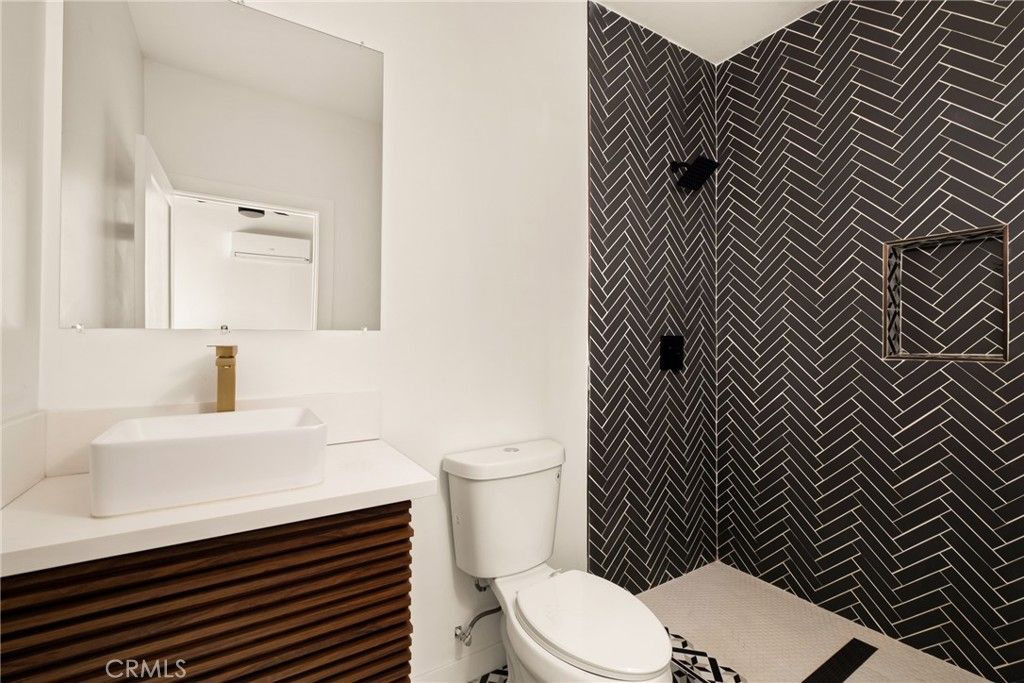 Image 37 of property listing at 2920 Bancroft Street, San Diego, CA 92104
