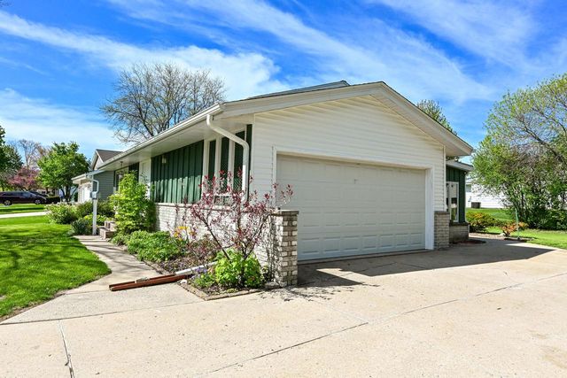 6093 Thornapple DRIVE, Greendale, WI 53129