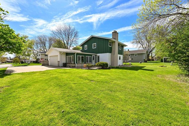 6093 Thornapple DRIVE, Greendale, WI 53129