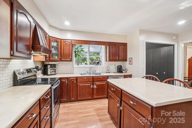 710 Heatherwood Drive, Hendersonville, NC 28792