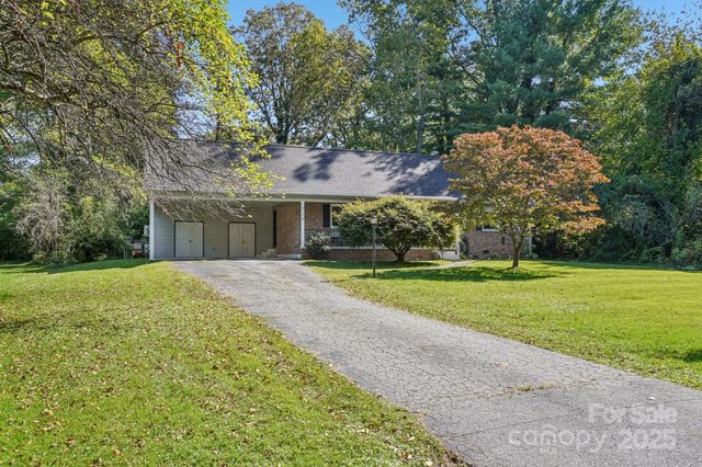 710 Heatherwood Drive, Hendersonville, NC 28792