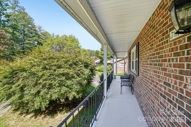 710 Heatherwood Drive, Hendersonville, NC 28792