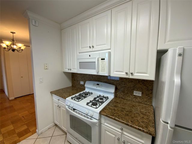 27110 Grand Central Parkway 5M, Floral Park, NY 11005