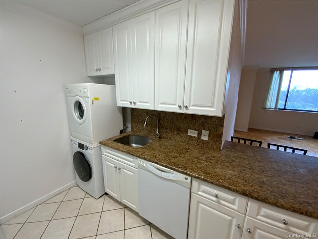 27110 Grand Central Parkway 5M, Floral Park, NY 11005