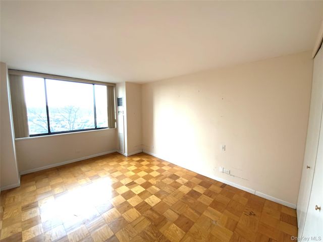 27110 Grand Central Parkway 5M, Floral Park, NY 11005