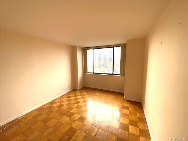 27110 Grand Central Parkway 5M, Floral Park, NY 11005