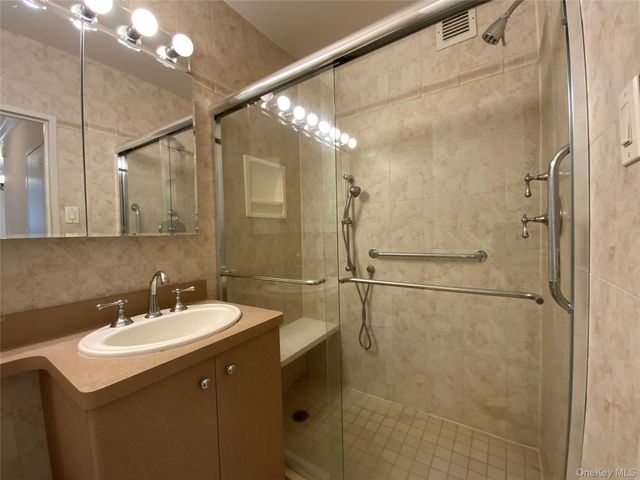 27110 Grand Central Parkway 5M, Floral Park, NY 11005