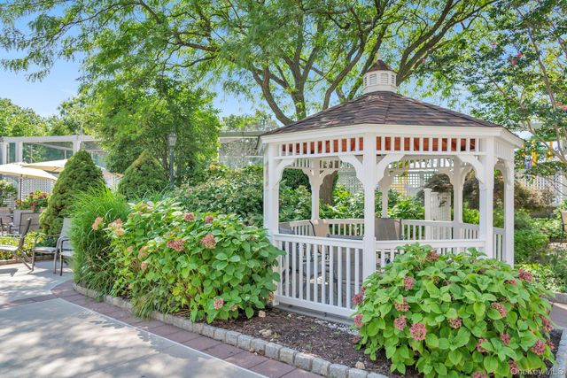 27110 Grand Central Parkway 5M, Floral Park, NY 11005