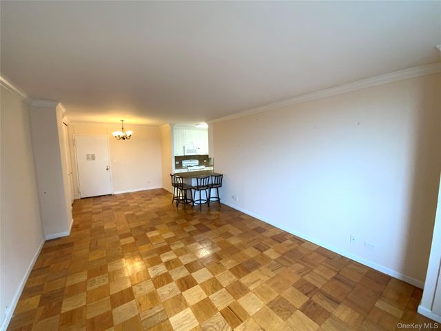 27110 Grand Central Parkway 5M, Floral Park, NY 11005