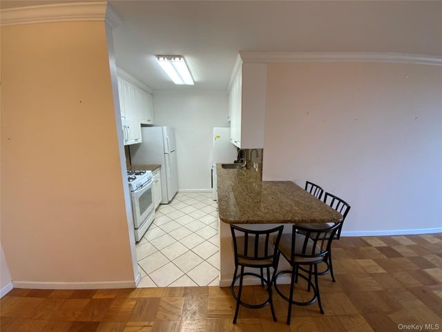 27110 Grand Central Parkway 5M, Floral Park, NY 11005