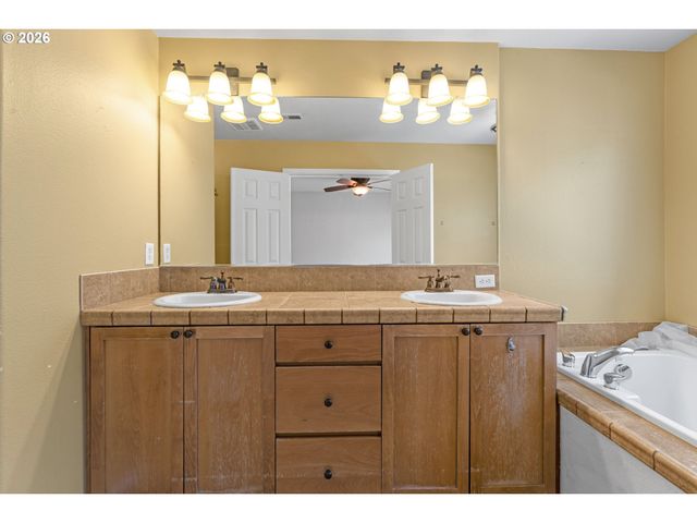 1271 Se LEANDER St, Hillsboro, OR 97123