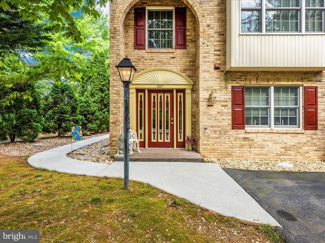 1017 LINDSAY LN, Hagerstown, MD 21742