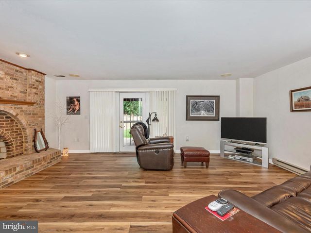 1017 LINDSAY LN, Hagerstown, MD 21742