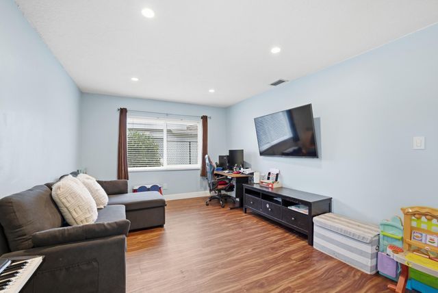 8109 NW 94th Avenue, Tamarac, FL 33321