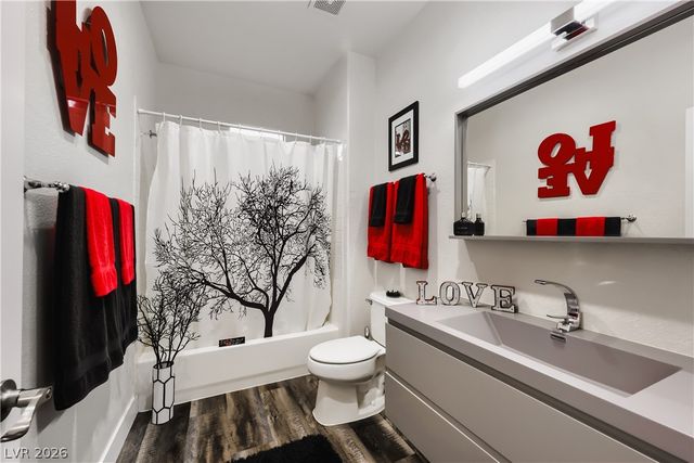 7400 Bisonwood Avenue, Las Vegas, NV 89131