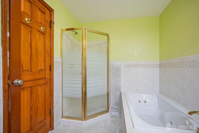 16 London Drive, East Brunswick, NJ 08816