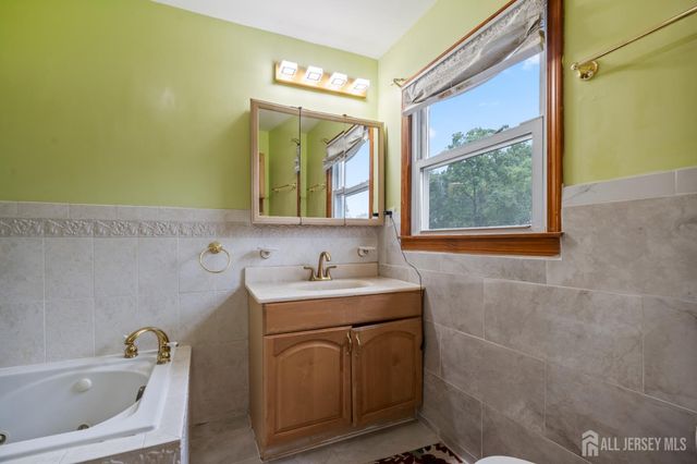 16 London Drive, East Brunswick, NJ 08816