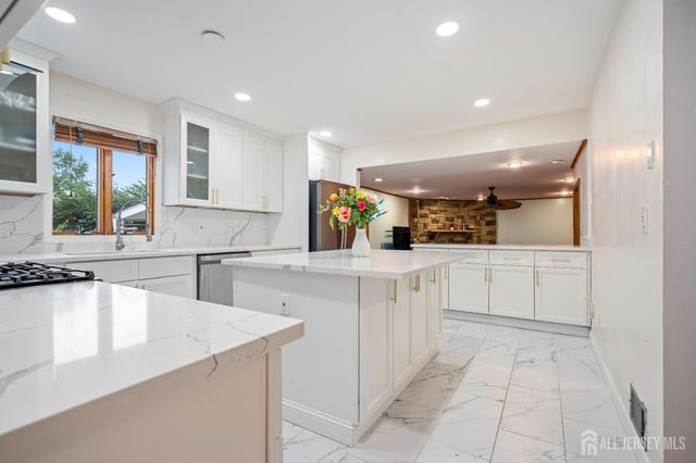 16 London Drive, East Brunswick, NJ 08816